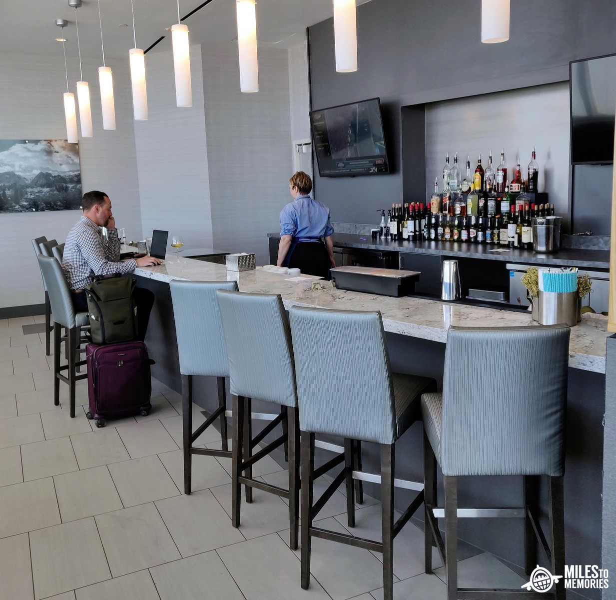 The Club at LAS Terminal 1 D Gates Review Bar