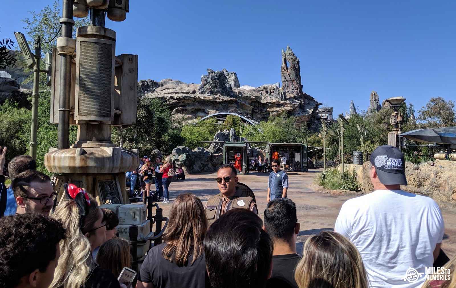 Star Wars: Galaxy's Edge Honest Review waiting to enter
