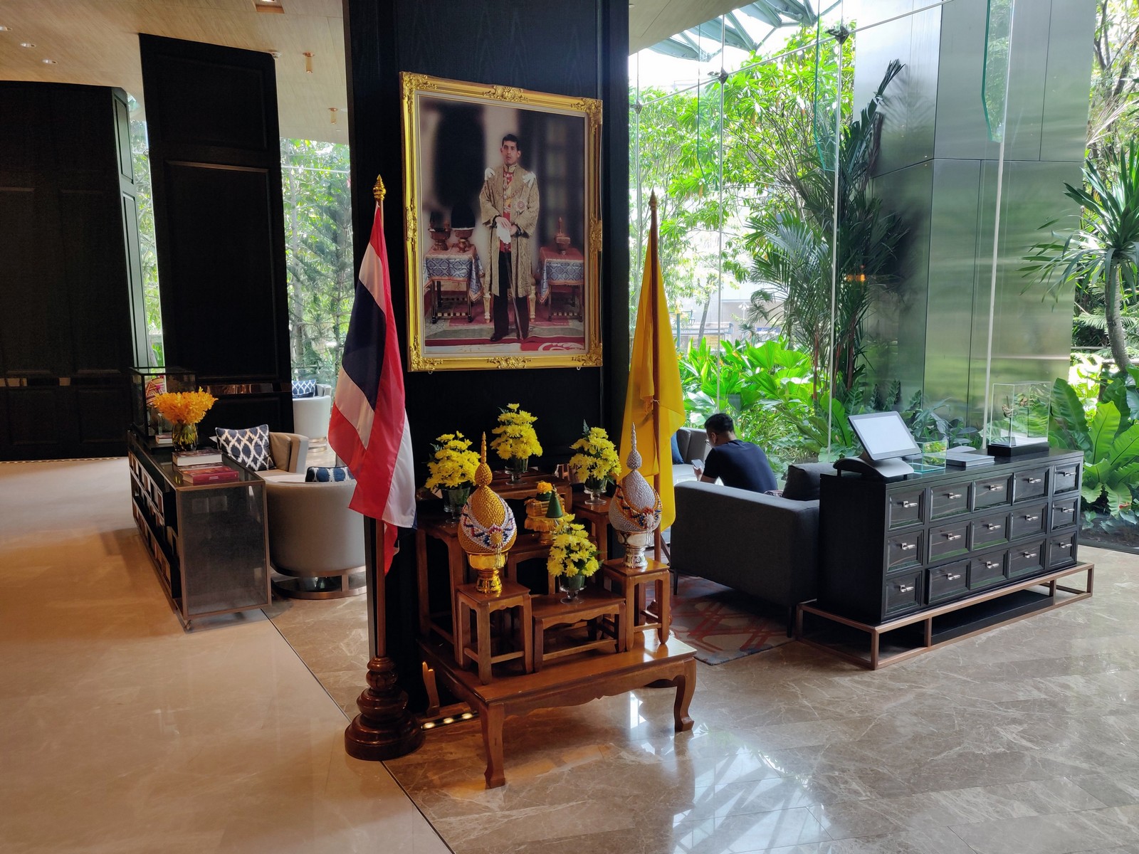 hyatt regency bangkok lobby